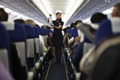 «Ο υπηρέτης μου είναι γρηγορότερος από'σένα»: Οι γυναίκες αεροσυνοδοί συχνότερα θύματα αεροπορικού bullying