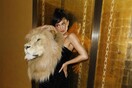 Η αλλόκοτη εμφάνιση της Κάιλι Τζένερ -Με ένα τεράστιο κεφάλι λιονταριού στο φόρεμα