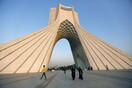 Ιράν: Νεαρό ζευγάρι καταδικάστηκε σε φυλάκιση 10,5 ετών, επειδή χόρευαν αγκαλιασμένοι μπροστά από μνημείο