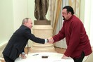 Ο Πούτιν βράβευσε τον ηθοποιό του Χόλιγουντ Στίβεν Σιγκάλ
