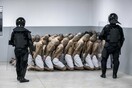 Ελ Σαλβαδόρ: Άλλοι 2.000 κρατούμενοι στη «μεγαλύτερη φυλακή της Αμερικής»- Αλυσοδεμένοι, μόνο με εσώρουχα