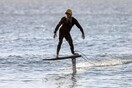 Αυστραλός έκανε μαραθώνιο σερφ 30 ωρών - Μόλις έσπασε το παγκόσμιο ρεκόρ επέστρεψε στο νερό