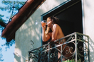 Η Χάλι Μπέρι πίνει κρασί γυμνή στο μπαλκόνι- κι απαντά στις κακίες περί εμμηνόπαυσης