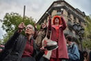 Γαλλία: Διαδηλωτές σε εργοστάσιο υποδέχτηκαν τον Μακρόν χτυπώντας κατσαρόλες
