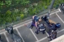 Viral το βίντεο με τον άγριο ξυλοδαρμό τρανς γυναίκας από αστυνομικούς στο Μιλάνο