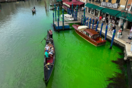Το νερό στα κανάλια της Βενετίας έγινε καταπράσινο