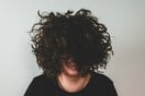 Έρευνα: Γιατί τα σγουρά μαλλιά κρατούν πιο δροσερό το κεφάλι