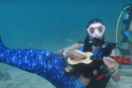 Υποβρύχια συναυλία από «γοργόνες» για την προστασία των κοραλλιογενών υφάλων