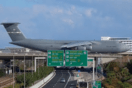 Τεράστιο αμερικανικό αεροσκάφος περνά πάνω από γέφυρα της Αττικής οδού