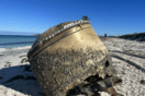 Αυστραλία: Μυστηριώδης κύλινδρος ξεβράστηκε σε παραλία- Τι λένε οι Αρχές