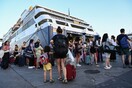 Ουρές στο λιμάνι Πειραιά- Αναχωρούν οι τελευταίοι ταξιδιώτες του Ιουλίου για τις διακοπές