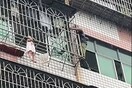 Κίνα: Η στιγμή που παιδί κρέμεται από τον 5ο όροφο πολυκατοικίας