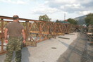 Κακοκαιρία - Μαγνησία: Ο στρατός συναρμολογεί γέφυρα για να ενώσει το νότιο Πήλιο με το Βόλο