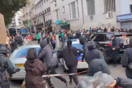 Επεισόδια στο Παρίσι: Διαδηλωτές επιτέθηκαν με σιδερόβεργες σε περιπολικό