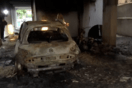 Φωτιά σε πυλωτή πολυκατοικίας στη Θεσσαλονίκη - Κάηκαν δύο οχήματα και μια μοτοσυκλέτα