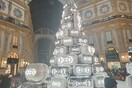 Ακτιβιστές πέταξαν μπογιά στο χριστουγεννιάτικο δέντρο του οίκου Gucci