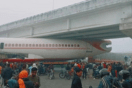 Αεροπλάνο «κόλλησε» κάτω από γέφυρα στην Ινδία- Δεν είναι η πρώτη φορά