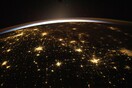 Η πρωτοχρονιάτικη λάμψη από το διάστημα σε εικόνες της NASA 