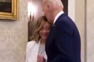 Το φιλί του Τζο Μπάιντεν στο κεφάλι της Τζόρτζια Μελόνι κατά τη συνάντησή τους στον Λευκό Οίκο