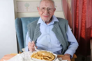O γηραιότερος άνδρας στη Βρετανία γεννήθηκε 20 χρόνια μετά την ίδρυση της Λίβερπουλ και τρώει fish & chips