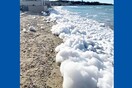 Ζάκυνθος: Λευκοί αφροί στην παραλία Τσιβιλί - Πού οφείλεται το φαινόμενο