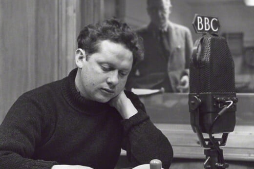 Οι 150 εκπομπές που έκανε ο Ντύλαν Τόμας, τα τελευταία χρόνια της σύντομης ζωής του, στο ραδιόφωνο του BBC