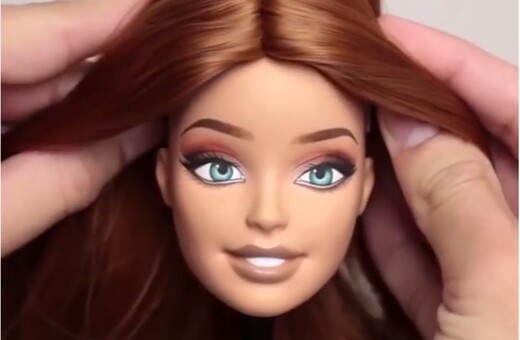 Barbie total makeover: Πώς ένας καλλιτέχνης αποφάσισε να κάνει τη διάσημη κούκλα, κορίτσι του σήμερα