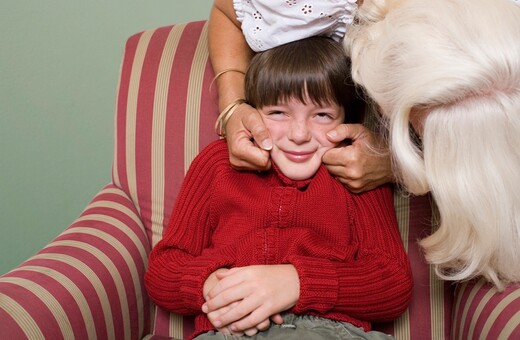 Mην αναγκάζετε τα παιδιά σας να αγκαλιάζουν συγγενείς - Προειδοποιήσεις στους γονείς για τα Χριστούγεννα