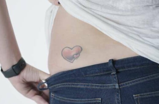 Γυναίκες αποκαλύπτουν τα τατουάζ που έχουν χαμηλά στη μέση τους