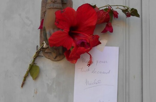 Κόσμος αφήνει λουλούδια έξω από το σπίτι του Λέοναρντ Κοέν στην Ύδρα