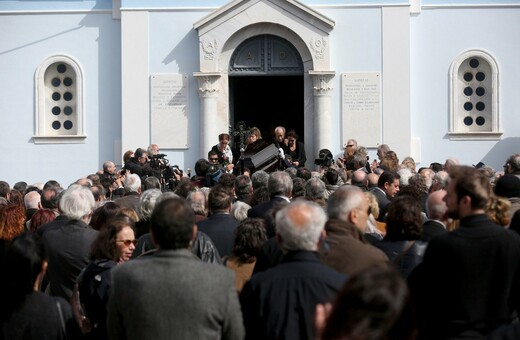 Πλήθος κόσμου στην κηδεία του Νίκου Κούνδουρου
