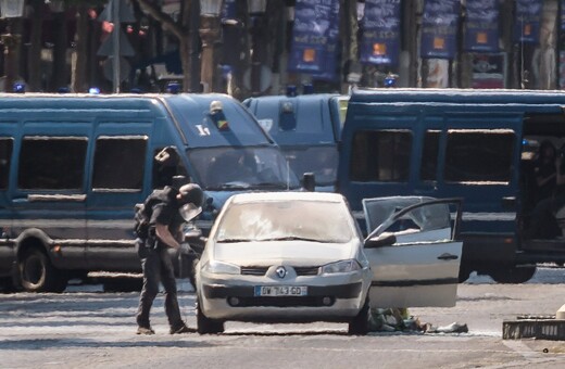 Παρίσι: Καλάσνικοφ και εκρηκτικά βρέθηκαν στο όχημα που έπεσε πάνω σε αστυνομικό βαν - Νεκρός ο οδηγός