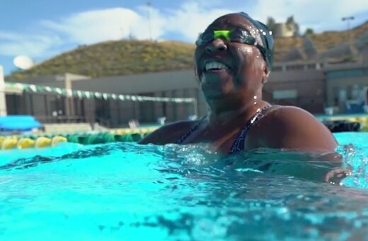Αυτή η γυναίκα, αν και τυφλή και υπέρβαρη, αποφάσισε να βουτήξει στην πισίνα για να σώσει τη ζωή της