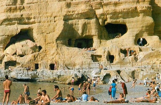 Τι πραγματικά συνέβη στα Μάταλα, στην περίφημη χίπικη παραλία της Κρήτης, στις δεκαετίες του ’60 και του ’70;
