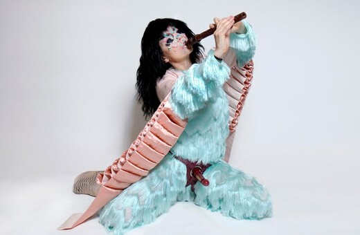 Η Björk φωτογραφήθηκε για το νέο της άλμπουμ «Utopia» με Strap-On και μια φλογέρα στο στόμα