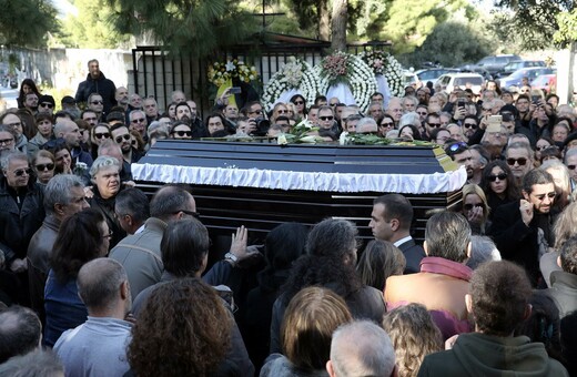 «Αντίο Τζιμάκο» - Πολιτικοί, καλλιτέχνες και θαυμαστές στην κηδεία του Τζίμη Πανούση (ΦΩΤΟΡΕΠΟΡΤΑΖ)