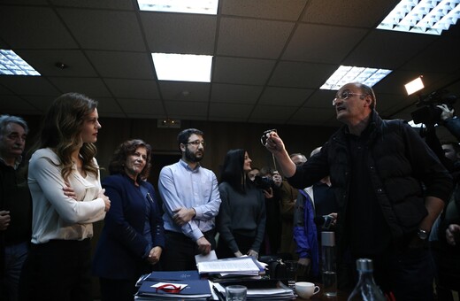 Ένταση και συνθήματα μέσα στο γραφείο της Αχτσιόγλου από μέλη του ΠΑΜΕ - Κατάληψη στο υπουργείο