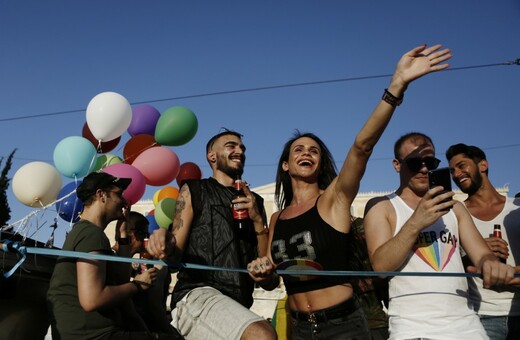 Η Αθήνα φώναξε «Παρούσα» δυνατά και με πάθος - Χιλιάδες άνθρωποι στο Pride της αγάπης, της ισότητας και της ελευθερίας
