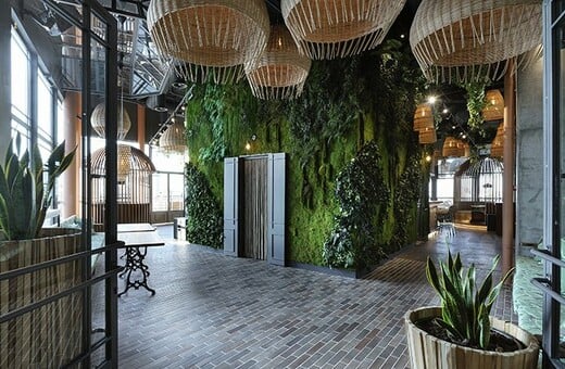 Looney Bean: Μια αστική ζούγκλα στη Θεσσαλονίκη διεκδικησε διεθνές βραβείο Interior Design στη Νέα Υόρκη