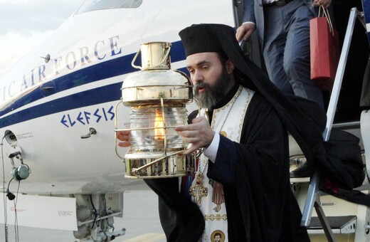 Με καθυστέρηση θα έρθει στην Ελλάδα φέτος το Άγιο Φως - Άργησε να φύγει το αεροπλάνο