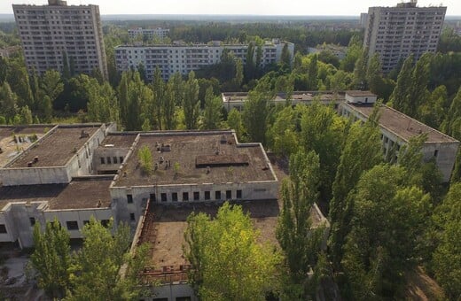Ένα drone πετάει πάνω από την πόλη - φάντασμα του Τσερνόμπιλ