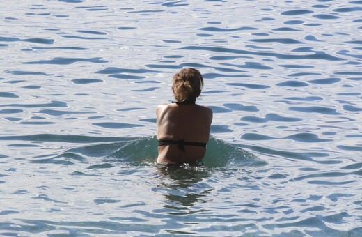 Κρήτη: Έβγαλαν χειμερινή κολυμβήτρια από τη θάλασσα και της έκοψαν πρόστιμο 150€
