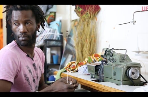 Ο Αφρικανός ράφτης που φτιάχνει ρούχα στην Αθήνα