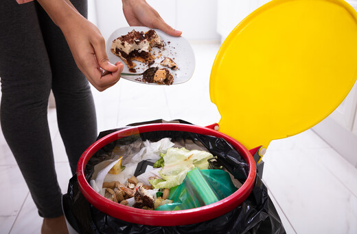 Το 17% όλου του φαγητού στη Γη πετιέται στα σκουπίδια χωρίς να καταναλωθεί, σύμφωνα με νέα διεθνή έρευνα - Στην Ελλάδα πετιούνται 142 κιλά ανά κεφαλή τον χρόνο από τα νοικοκυριά