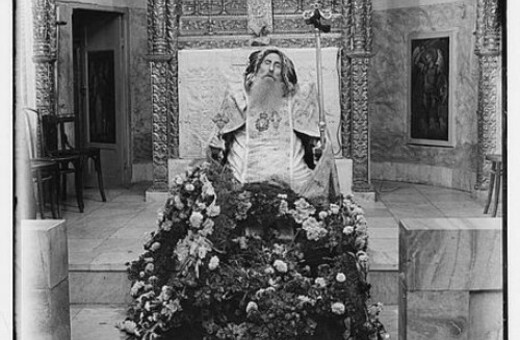 Νεκρός επί θρόνου - Eρμηνεία της αμεριμνησίας με αφορμή τις φωτογραφίες της κηδείας του Μητροπολίτη
