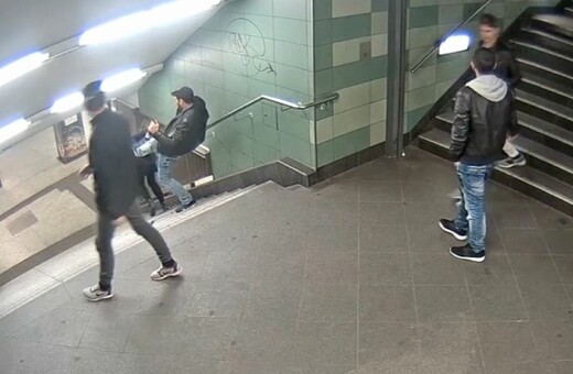 Σοκαριστική επίθεση σε γυναίκα στο μετρό του Βερολίνου - Η αστυνομία δίνει στη δημοσιότητα το βίντεο για να βρεθούν οι δράστες