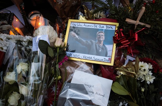 Οι θαυμαστές του Τζορτζ Μάικλ αποτίουν φόρο τιμής με λουλούδια και φωτογραφίες του έξω από το σπίτι που πέθανε