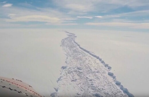 Συναγερμός για το τεράστιο παγόβουνο που είναι έτοιμο να αποκολληθεί από το ρήγμα της Ανταρκτικής