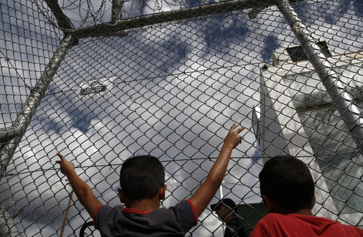 Σε κελιά αστυνομικών τμημάτων παραμένουν δεκάδες προσφυγόπουλα