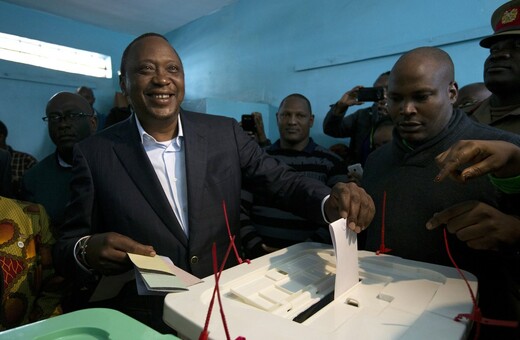 Κένυα: Ο Ουχούρου Κενυάτα επανεξελέγη πρόεδρος της χώρας